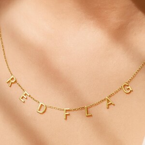 Colar com Inicial Lateral – Colar Personalizado com Letra em Coração em Prata de Lei 925 | Joias Minimalistas para Casais em Ouro, Prata ou Ouro Rosa
