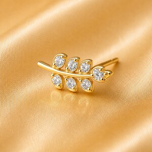 Clous d'oreilles en feuille d'or 14 carats : branche d'oxyde de zirconium, piercing inspiré de la nature