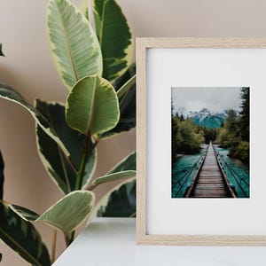 Impresión fotográfica de naturaleza de lago de montaña sereno, obra de arte al aire libre tranquila, fondo de pantalla de paisaje pacífico, arte gráfico de meditación relajante