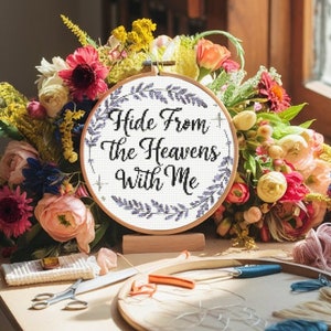 Kruissteek op Bridgerton geïnspireerd vintage patroon: Hide From Heavens With Me, quote Queen Charlotte, DIY-borduurontwerp, pdf-download