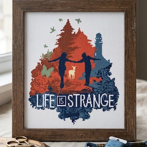 Puede incluir: Obra de arte de punto de cruz en un marco de madera. El diseño presenta dos figuras silueteadas tomadas de la mano, un ciervo, un faro y el texto "LIFE IS STRANGE" en azul. El fondo incluye árboles y follaje en tonos naranja y verde.