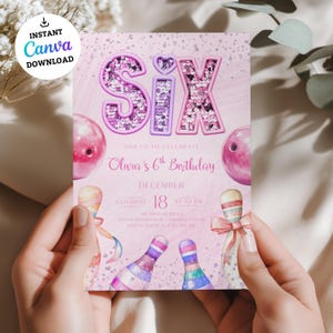 Pode incluir: Um convite de aniversário rosa com a palavra "Six" em letras grandes e brilhantes. O convite inclui o texto "Junte-se a nós para celebrar o 6º aniversário de Olivia" e a data, 18 de dezembro, às 14h00. O design apresenta pinos de boliche e um esquema de cores rosa.