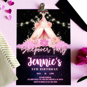 Peut inclure: Une tente tipi rose et blanche avec des guirlandes lumineuses et des &eacute;toiles sur un fond noir. Le texte "Sleepover Party" et "Jennie's 5th Birthday" est &eacute;crit en rose et blanc. La date et l'heure de la f&ecirc;te sont indiqu&eacute;es comme &eacute;tant "May 18 2 PM". L'invitation comprend &eacute;galement l'adresse et les informations de RSVP.
