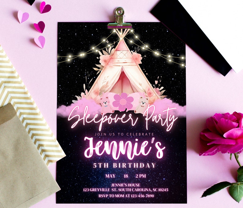 Peut inclure: Une tente tipi rose et blanche avec des guirlandes lumineuses et des &eacute;toiles sur un fond noir. Le texte "Sleepover Party" et "Jennie's 5th Birthday" est &eacute;crit en rose et blanc. La date et l'heure de la f&ecirc;te sont indiqu&eacute;es comme &eacute;tant "May 18 2 PM". L'invitation comprend &eacute;galement l'adresse et les informations de RSVP.