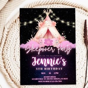 Peut inclure: Une tente tipi rose et blanche avec une fleur rose et deux ours roses sur un fond bleu fonc&eacute; avec des &eacute;toiles blanches. Le texte "Sleepover Party" et "Jennie's 5th Birthday" est &eacute;crit en lettres n&eacute;on roses. L'invitation comprend la date, l'heure et le lieu de la f&ecirc;te.