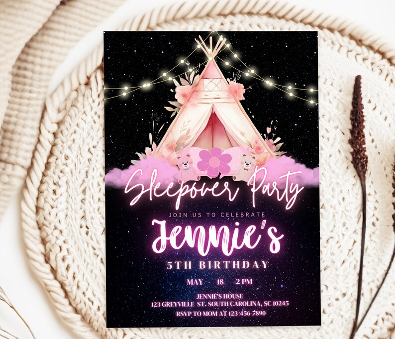 Peut inclure: Une tente tipi rose et blanche avec une fleur rose et deux ours roses sur un fond bleu fonc&eacute; avec des &eacute;toiles blanches. Le texte "Sleepover Party" et "Jennie's 5th Birthday" est &eacute;crit en lettres n&eacute;on roses. L'invitation comprend la date, l'heure et le lieu de la f&ecirc;te.