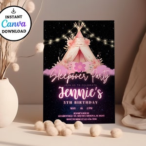 Peut inclure: Une tente tipi rose et blanche avec des guirlandes lumineuses et des accents floraux sur un fond noir &eacute;toil&eacute;. Le texte "Sleepover Party" et "Jennie's 5th Birthday" est &eacute;crit en lettres n&eacute;on roses. L'invitation comprend la date, l'heure et le lieu de la f&ecirc;te.