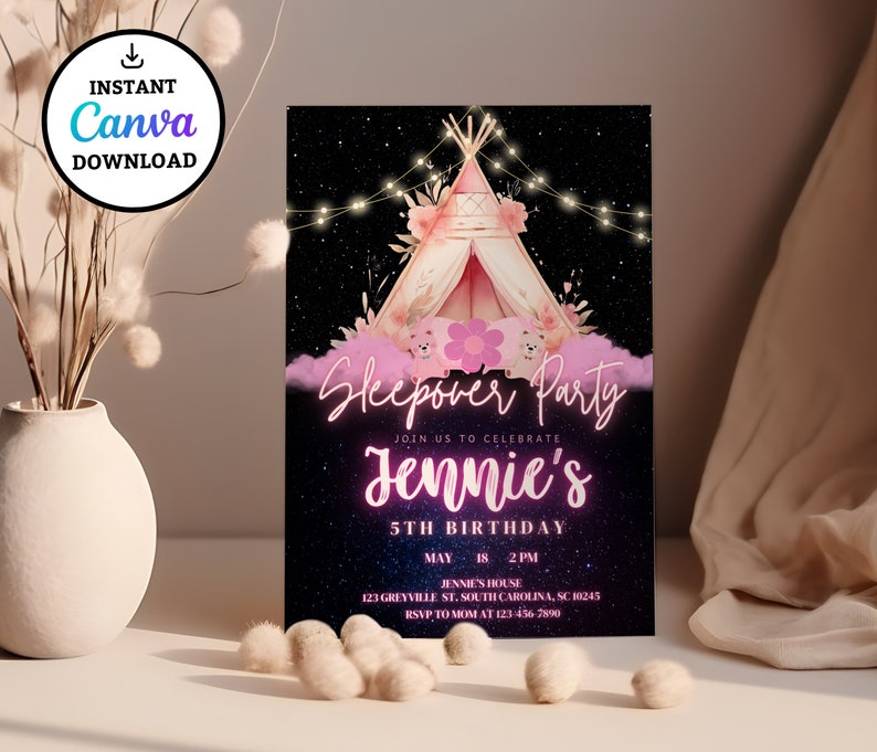 Peut inclure: Une tente tipi rose et blanche avec des guirlandes lumineuses et des accents floraux sur un fond noir &eacute;toil&eacute;. Le texte "Sleepover Party" et "Jennie's 5th Birthday" est &eacute;crit en lettres n&eacute;on roses. L'invitation comprend la date, l'heure et le lieu de la f&ecirc;te.
