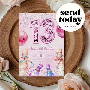 Może przedstawiać: Różowe zaproszenie urodzinowe z liczbą 13 w cekinach. Zaproszenie zawiera kręgle i kule do kręgli, z tekstem "Olivia's 13th Birthday" i "Send Today". Data to 18 grudnia o godzinie 14:00.