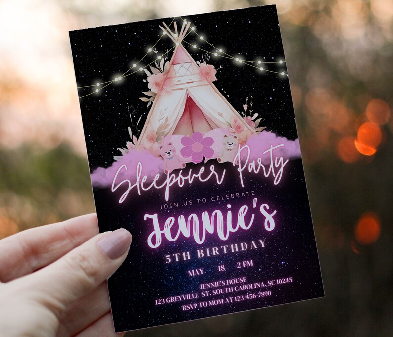 Peut inclure: Une tente tipi rose et blanche avec des guirlandes lumineuses et un fond de nuit &eacute;toil&eacute;. Le texte "Sleepover Party" et "Jennie's 5th Birthday" est &eacute;crit en rose et blanc. L'invitation comprend la date, l'heure et le lieu de la f&ecirc;te.