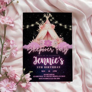 Peut inclure: Une invitation noire et rose pour une soir&eacute;e pyjama. L'invitation repr&eacute;sente un tipi rose avec une fleur rose et deux ours roses. Le texte sur l'invitation indique "Sleepover Party" et "Jennie's 5th Birthday".