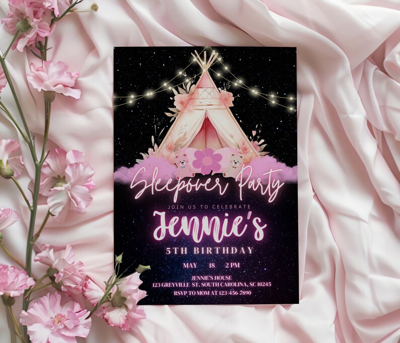 Peut inclure: Une invitation noire et rose pour une soir&eacute;e pyjama. L'invitation repr&eacute;sente un tipi rose avec une fleur rose et deux ours roses. Le texte sur l'invitation indique "Sleepover Party" et "Jennie's 5th Birthday".