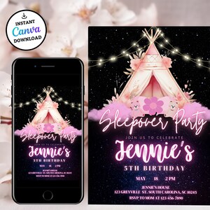 Peut inclure: Une tente tipi rose et blanche avec des guirlandes lumineuses et des fleurs sur un fond noir &eacute;toil&eacute;. Le texte "Sleepover Party" et "Jennie's 5th Birthday" est en lettres n&eacute;on roses. L'invitation comprend la date, l'heure et le lieu de la f&ecirc;te.