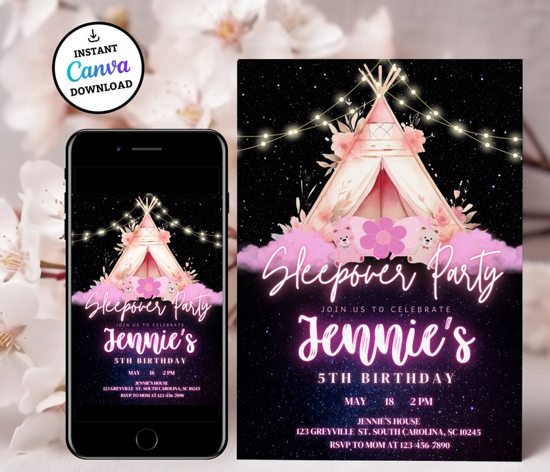 Peut inclure: Une tente tipi rose et blanche avec des guirlandes lumineuses et des fleurs sur un fond noir &eacute;toil&eacute;. Le texte "Sleepover Party" et "Jennie's 5th Birthday" est en lettres n&eacute;on roses. L'invitation comprend la date, l'heure et le lieu de la f&ecirc;te.