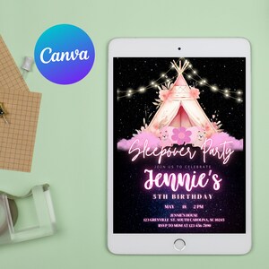 Peut inclure: Une tente tipi rose et blanche avec des accents floraux et des guirlandes lumineuses sur un fond de ciel &eacute;toil&eacute; bleu fonc&eacute;. Le texte "Sleepover Party" et "Jennie's 5th Birthday" est &eacute;crit en lettres n&eacute;on roses. L'invitation comprend la date, l'heure et le lieu de la f&ecirc;te.