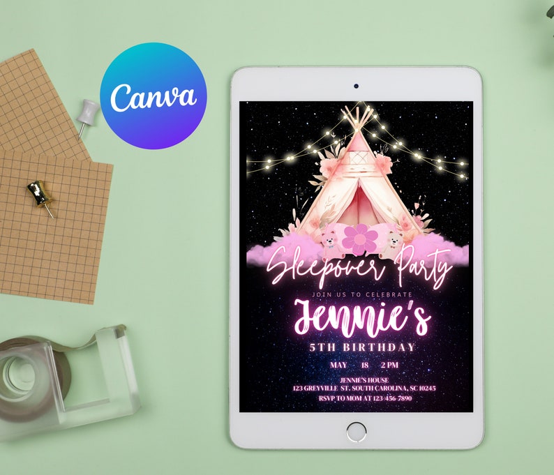 Peut inclure: Une tente tipi rose et blanche avec des accents floraux et des guirlandes lumineuses sur un fond de ciel &eacute;toil&eacute; bleu fonc&eacute;. Le texte "Sleepover Party" et "Jennie's 5th Birthday" est &eacute;crit en lettres n&eacute;on roses. L'invitation comprend la date, l'heure et le lieu de la f&ecirc;te.