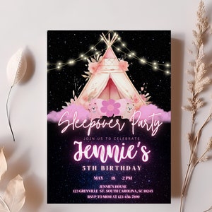 Peut inclure: Une tente tipi rose et blanche avec une fleur rose et deux ours roses devant. L'arri&egrave;re-plan est bleu fonc&eacute; avec des &eacute;toiles blanches. Le texte sur l'invitation indique "Sleepover Party" et "Jennie's 5th Birthday".