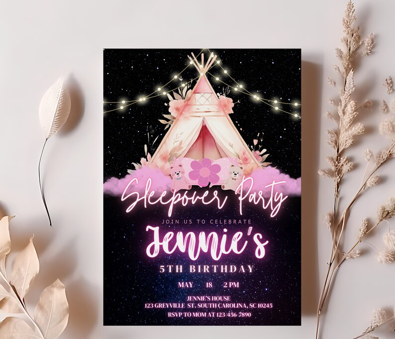Peut inclure: Une tente tipi rose et blanche avec une fleur rose et deux ours roses devant. L'arri&egrave;re-plan est bleu fonc&eacute; avec des &eacute;toiles blanches. Le texte sur l'invitation indique "Sleepover Party" et "Jennie's 5th Birthday".