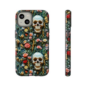 Peut inclure: Une coque de t&eacute;l&eacute;phone noire avec un motif floral repr&eacute;sentant des cr&acirc;nes et des fleurs dans des tons de rouge, rose, blanc et vert.