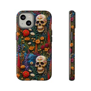 Coque de portable tête de mort floral jardin gothique, squelettes en fleurs imitation broderie, sombre cottagecore iPhone pixel Samsung image 2