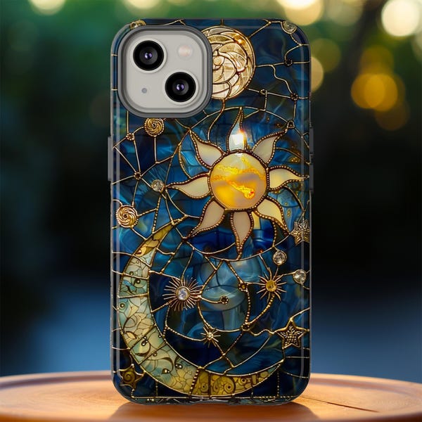 Telefoonhoesje met hemelse print van maan en sterren, design van een sterrenhemel met glas-in-loodmotief, geschikt voor iPhone 17, Pixel 9 en Samsung S25.