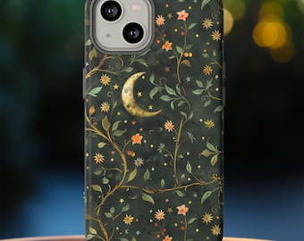 Puede incluir: Una funda para teléfono de color verde oscuro con un patrón floral y un diseño de luna creciente. La funda tiene un recorte de cámara negro y un borde blanco.