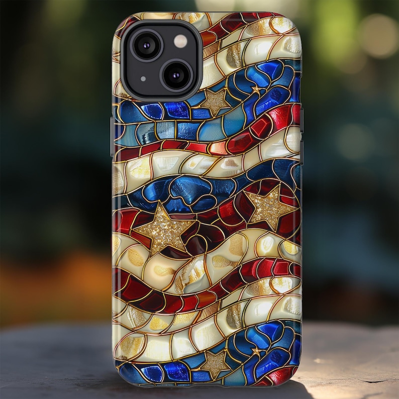 Handyhülle mit rot-weiß-blauem Buntglas-Motiv | Design mit amerikanischer Flagge zum 4. Juli Bild 1
