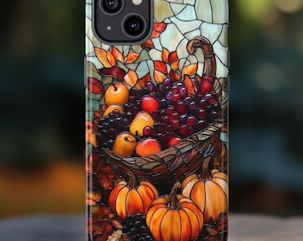 Op de afbeelding: Telefoonhoesje met een glas-in-lood ontwerp van een overvloedshoorn vol fruit en pompoenen. Het ontwerp bevat appels, druiven en pompoenen in oranje, rood en paars, met herfstbladeren.
