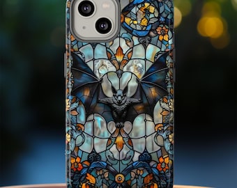 Può includere: Una custodia per telefono con un design a vetri colorati che presenta un pipistrello in uno schema di colori blu, arancione e verde.