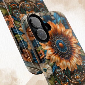 Può includere: Custodia per telefono decorativa con un sorprendente design floreale, con un girasole. La custodia presenta dettagli intricati con accenti arancioni, blu e verde acqua e una finitura lucida. Il design include piume e ornamenti.