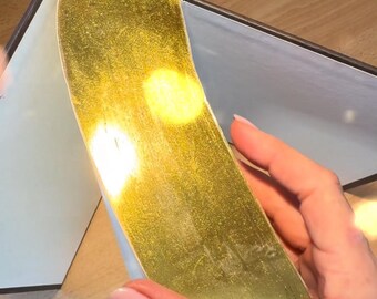 本の端の金箔の下に隠された絵画。芸術と文学愛好家からの依頼で、お
