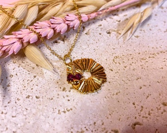 Flora | Pendentif en Fleurs d'Or et Pierre de Grenat| Boucles plaquées Or 18K | Pierre Naturelle de Grenat | Style Bohème | Cadeau pour elle