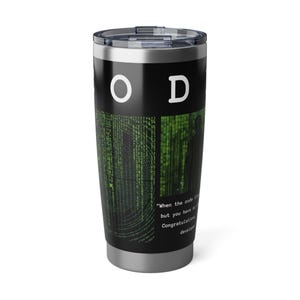 Op de afbeelding: Een roestvrijstalen reisbeker met een zwarte band met het woord "OD" in witte blokletters. De beker heeft een groen matrix-achtig ontwerp en de tekst "When the code fails but you have no idea... Congratulations developer!"