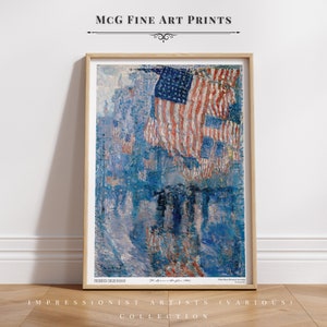 Puede incluir: Una impresión enmarcada de una pintura de Frederic Childe Hassam titulada "The Avenue in the Rain, 1917". La pintura representa una escena callejera con banderas americanas ondeando bajo la lluvia. La pintura está en un esquema de color azul y blanco.