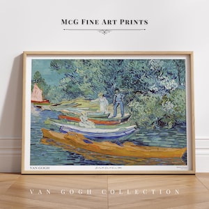 Pode incluir: Uma impressão emoldurada de uma pintura de Vincent van Gogh intitulada "O Caminho com Ciprestes e Estrela" que retrata uma cena de rio com barcos e pessoas. A pintura está em um estilo típico de van Gogh, com pinceladas ousadas e cores vibrantes.