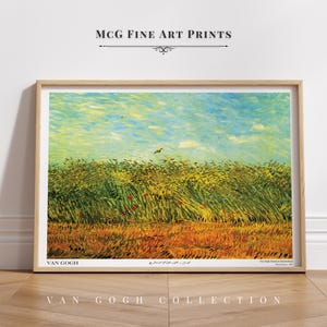 Könnte beinhalten: Ein Gemälde von Vincent van Gogh, das ein Weizenfeld mit blauem Himmel und weißen Wolken zeigt. Der Weizen ist in leuchtendem Grün und Gelb gehalten, der Himmel ist hellblau mit weißen Wolken. Ein Vogel fliegt am Himmel. Das Gemälde trägt den Titel "Weizenfeld mit Krähen" und ist Teil der Van Gogh Collection.