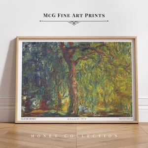Puede incluir: Una impresión enmarcada de una pintura de Claude Monet titulada "Weeping Willow, 1898-1900". La pintura representa un sauce llorón con hojas verdes y amarillas, sobre un fondo de vegetación exuberante. La impresión está enmarcada en un marco de madera claro.