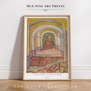 Op de afbeelding: Een ingelijste print van Vincent van Gogh's schilderij "Gang in het gesticht", met een lange, smalle gang met gewelfde plafonds en een enkele figuur die in de verte loopt. Het schilderij is gemaakt in de typische stijl van van Gogh, met krachtige penseelstreken en levendige kleuren.