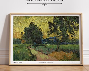 Könnte beinhalten: Ein Vintage-Kunstdruck eines Landschaftsgemäldes von Vincent van Gogh mit dem Titel "Landschaft in der Dämmerung". Das Gemälde zeigt einen gelben Himmel mit Wolken, zwei Bäume, einen Weg und ein Haus in der Ferne. Der Druck ist in einem Holzrahmen gerahmt.