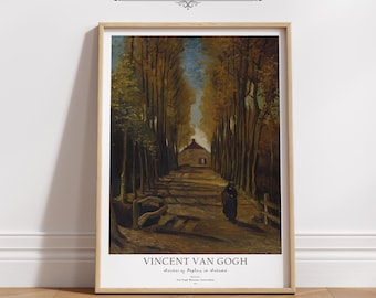 Könnte beinhalten: Ein gerahmter Druck von Vincent van Goghs Gemälde "Allee der Pappeln im Herbst". Das Gemälde zeigt eine lange, von Bäumen gesäumte Straße, die zu einem kleinen Haus in der Ferne führt. Eine einsame Gestalt geht die Straße entlang.