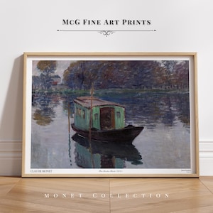 Pode incluir: Impressão artística emoldurada de "The Studio Boat (1876)" de Claude Monet. A obra retrata um barco verde sobre um corpo de água calmo, com árvores e reflexos ao fundo. A impressão está rotulada como "MONET COLLECTION" e "MCG FINE ART PRINTS".