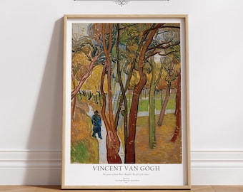 Könnte beinhalten: Ein gerahmter Druck eines Gemäldes von Vincent van Gogh mit dem Titel "Der Maler auf dem Weg nach Tarascon, am Tor der Stadt". Das Gemälde zeigt einen Mann, der auf einem Weg durch einen Wald mit gelben, orangefarbenen und grünen Blättern geht. Der Text "Vincent van Gogh" ist unter dem Gemälde gedruckt.