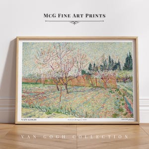 Könnte beinhalten: Ein gerahmter Druck von Van Goghs "Obstgarten mit Zypressen" (1888). Das Kunstwerk zeigt eine Frühlingslandschaft mit blühenden Bäumen, einem Holzzaun und einem Feld. Der Druck hat einen hellen Holzrahmen und den Text "MCG Fine Art Prints" und "Van Gogh Collection".