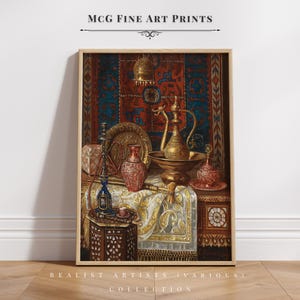 Può includere: Un dipinto incorniciato di una natura morta con una varietà di oggetti decorati in oro e argento, tra cui una teiera, una ciotola, un vaso e un narghilè. Gli oggetti sono disposti su un tavolo con una tovaglia a motivi. Lo sfondo è un tappeto a motivi rosso e blu.