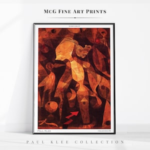 以下が含まれることがあります： 赤、オレンジ、茶色の幾何学的な構成の中に女性を描いた抽象的なアートプリント。プリントのタイトルは「A Young Lady's Adventure」で、ポール・クレーの作品です。