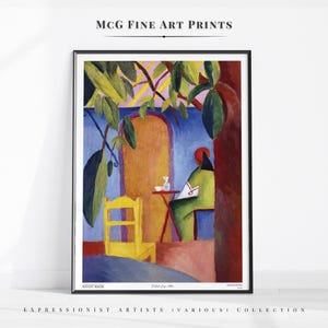Puede incluir: Una pintura de August Macke titulada "Tabled Cafe" que representa a una persona sentada en una mesa en un café con una silla amarilla y una pared azul. La pintura está realizada en un estilo colorido y expresivo.