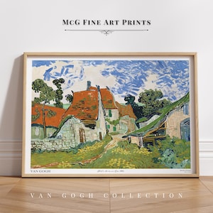Pode incluir: Uma impressão emoldurada de uma pintura de Vincent van Gogh intitulada "Casas em Auvers-sur-Oise" que retrata uma cena de vila com casas, árvores e um céu nublado. A pintura está em um estilo típico de van Gogh, com pinceladas ousadas e cores vibrantes.