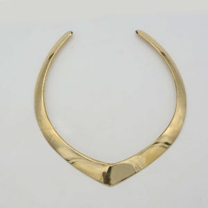 V-Form Messing-Halskette für Goddess Vibes Schimmernder Messing-Choker Vergoldetes Statement-Halskette für Bold Style Golden Aura Messing-Choker.