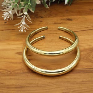 Minimalistiskt guldfärgat tjockt öppet manschett fotlänk, boho fotsmycken tjocka mässingsstrandsmycken moderna minimalistiska smycken