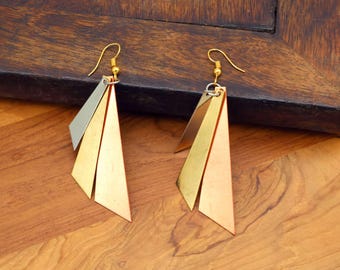 Pendientes triangulares de metales mixtos, colgantes de latón y plata, joyería abstracta moderna.